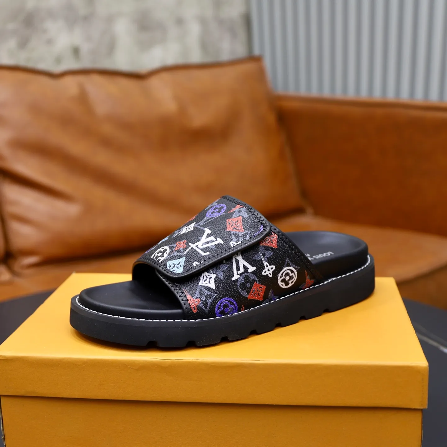 Ex-factory price: 320💰🙅‍♂️🙅‍♂️🙅‍♂️ Brand: LV Louis Vuitton Standard code: 38-45 Grade: Same as the official website Material: Original material design Original rubber wear-resistant molded outsole Style category: Men's fashion sandals Distinguished luxury brand elements Top luxury Color: Actual picture color